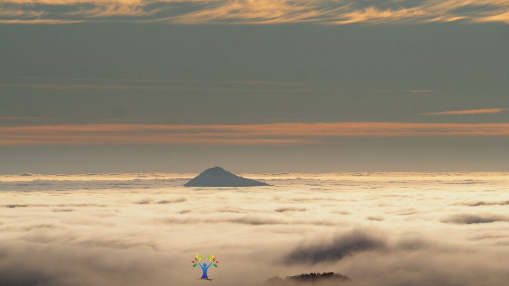Monte-Cocuzzo-spunta-sopra-le-nubi